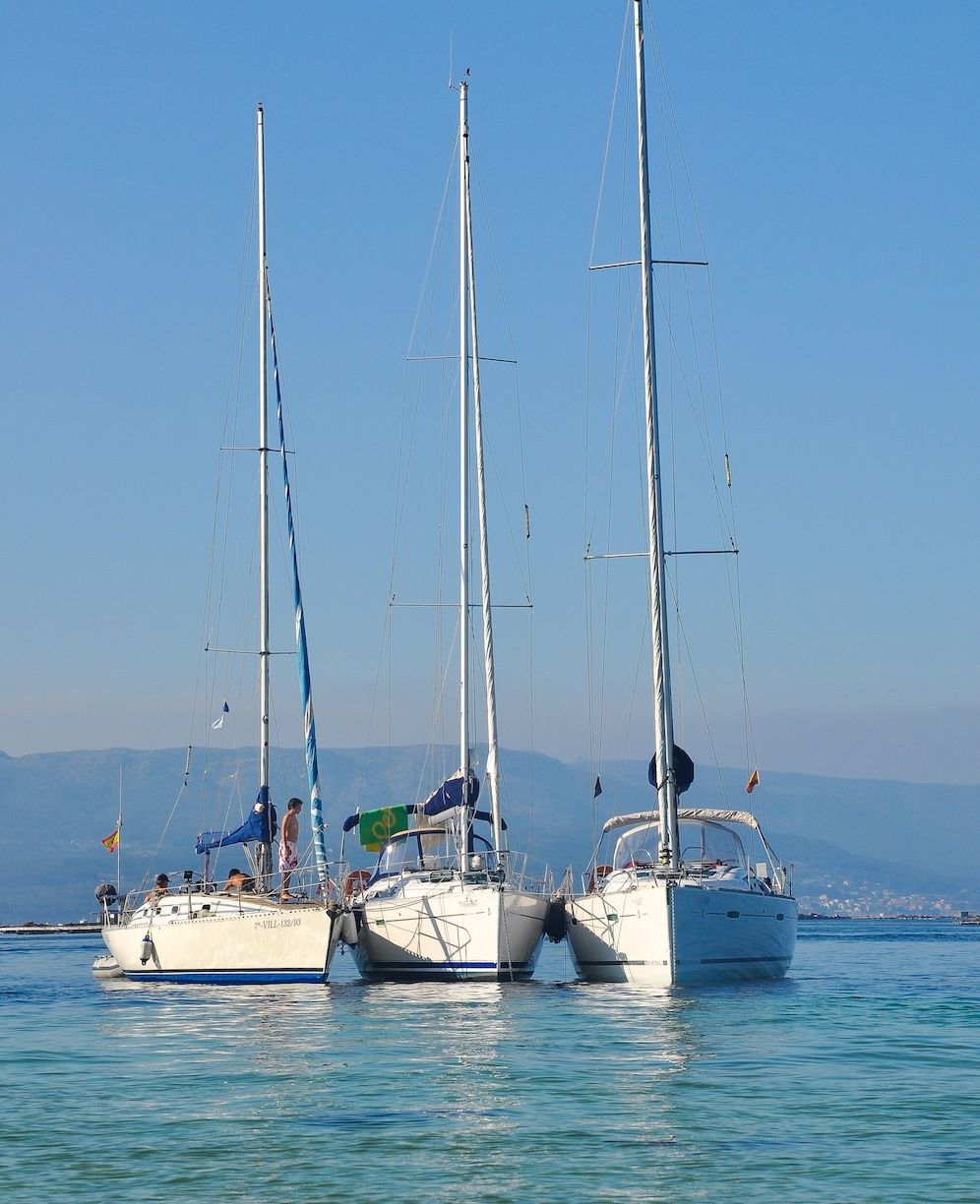 Embarcación de recreo navegando en aguas abiertas