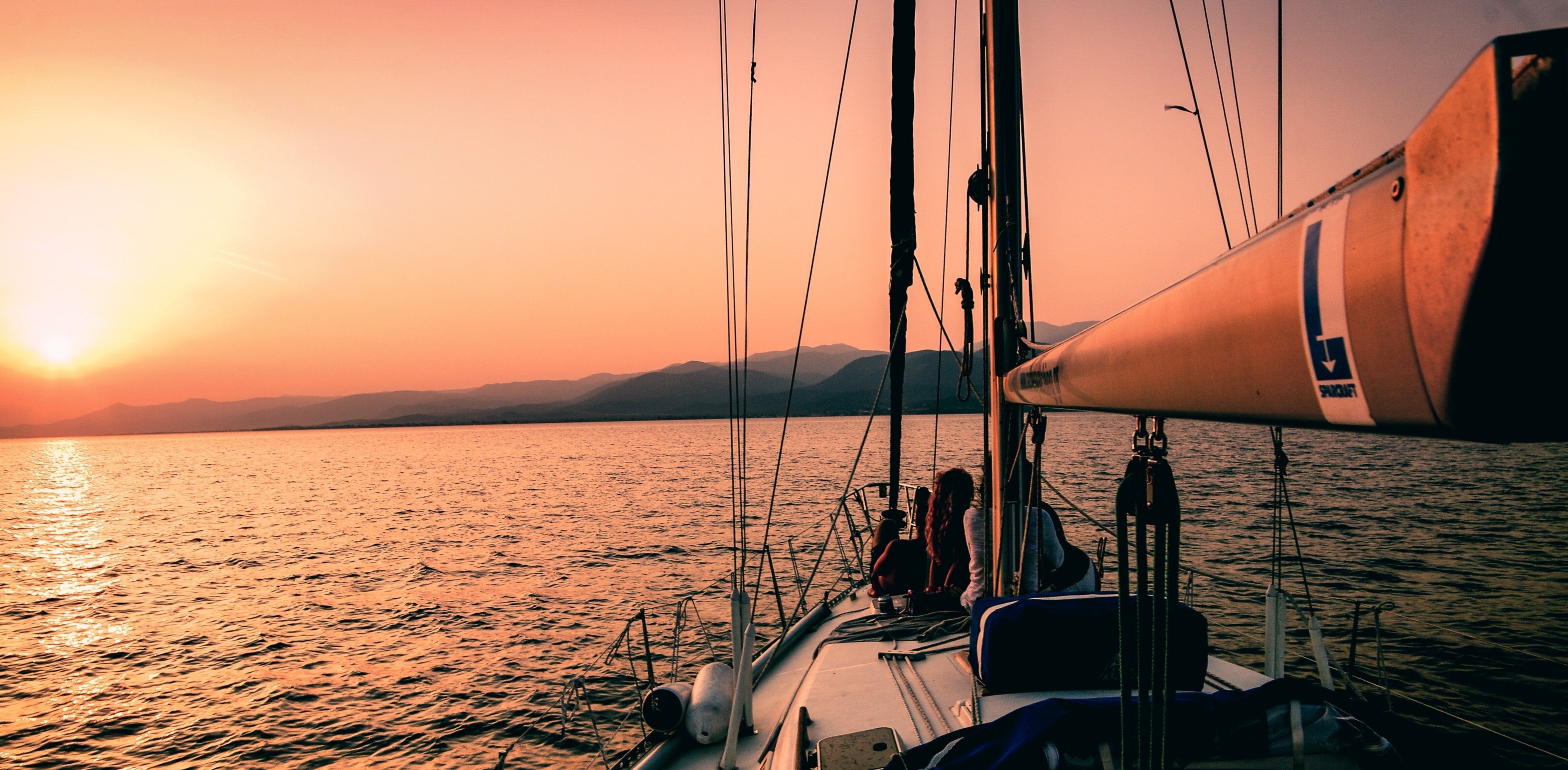 Embarcación navegando en aguas abiertas