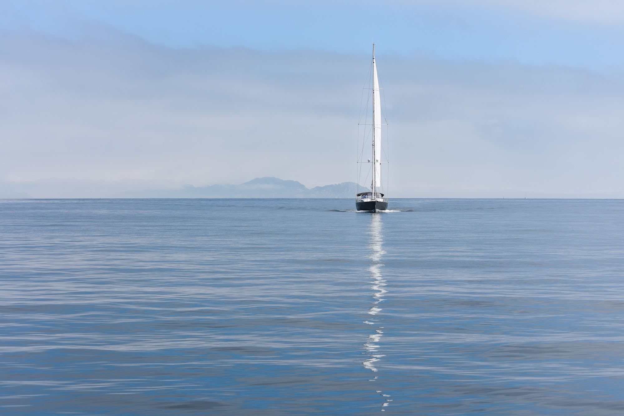 Velero navegando en aguas de las Islas Cíes