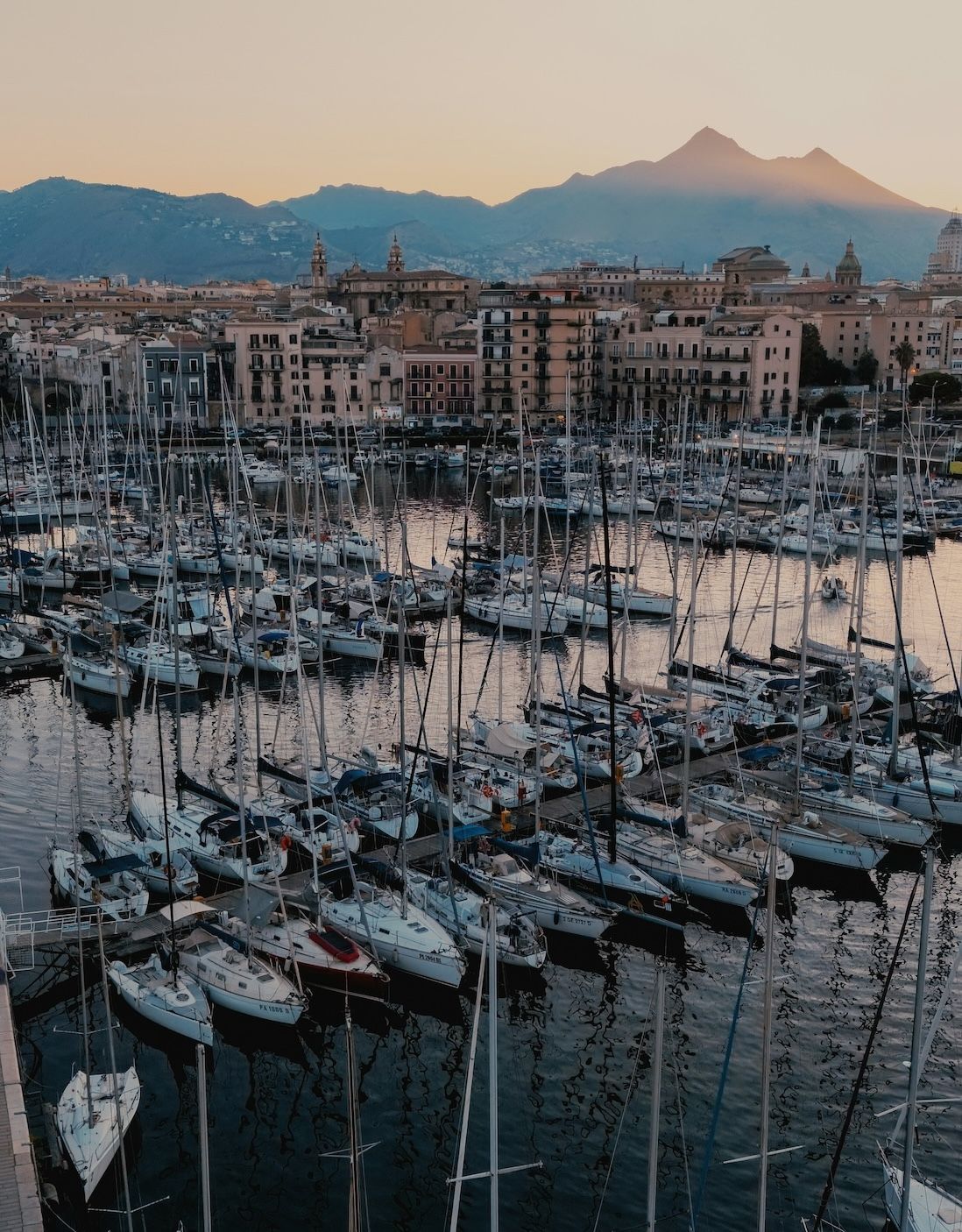 Vista náutica al atardecer