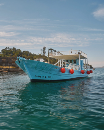 Alquiler barco clásico en la ria de Aldán  3