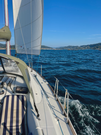 🌅 El plan más diferente que hacer en Vigo: puesta de sol desde el mar. 4