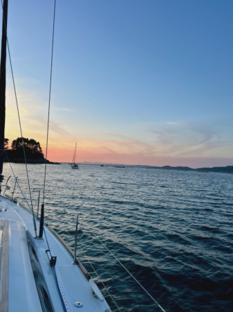 🌅 El plan más diferente que hacer en Vigo: puesta de sol desde el mar. 2