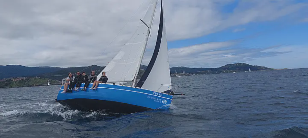 Alquiler de velero Yatland 24 en Rias Baixas. También disponible para Regatas o alquiler de medio día! 4