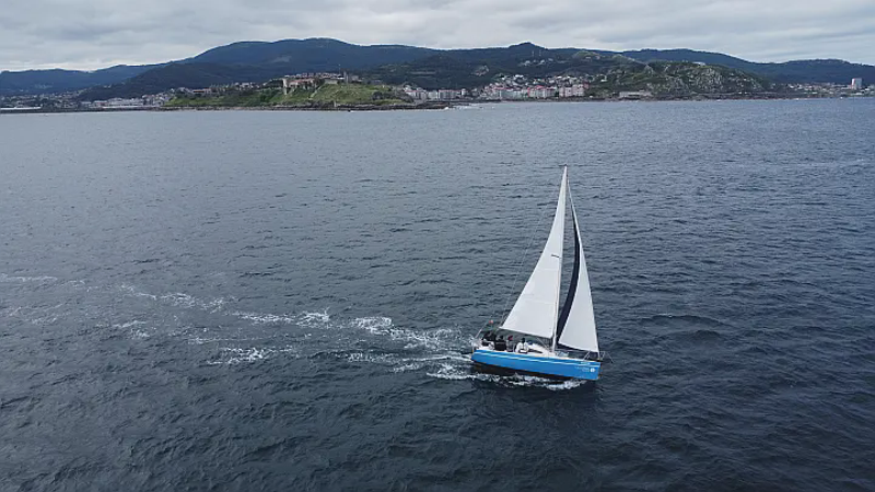 Alquiler de velero Yatland 24 en Rias Baixas. También disponible para Regatas o alquiler de medio día! 2
