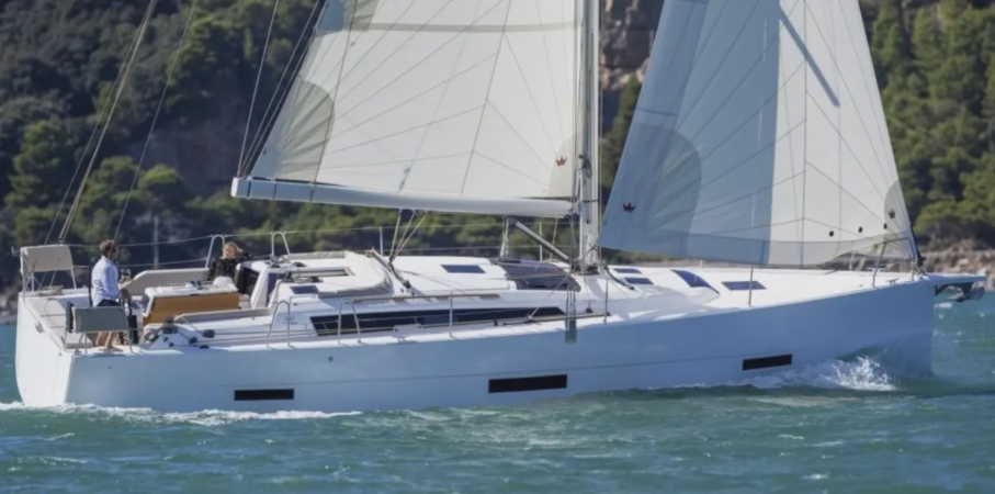 Alquila el velero Dufour 430 Grand Large en Baiona: 13 m, 3 camarotes, 12 personas, cocina exterior y plataforma de baño. 1