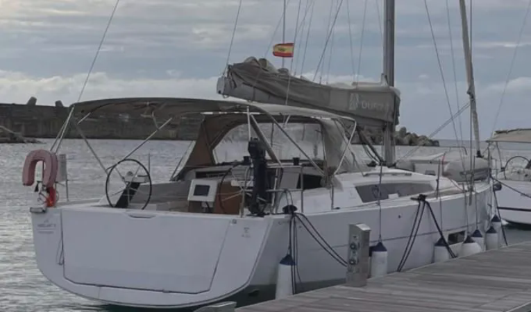 Alquila el velero Dufour 430 Grand Large en Baiona: 13 m, 3 camarotes, 12 personas, cocina exterior y plataforma de baño. 2