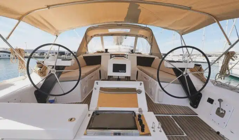 Alquila el velero Dufour 430 Grand Large en Baiona: 13 m, 3 camarotes, 12 personas, cocina exterior y plataforma de baño. 8