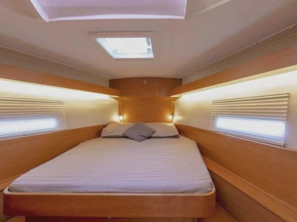 Alquila el velero Dufour 430 Grand Large en Baiona: 13 m, 3 camarotes, 12 personas, cocina exterior y plataforma de baño. 5