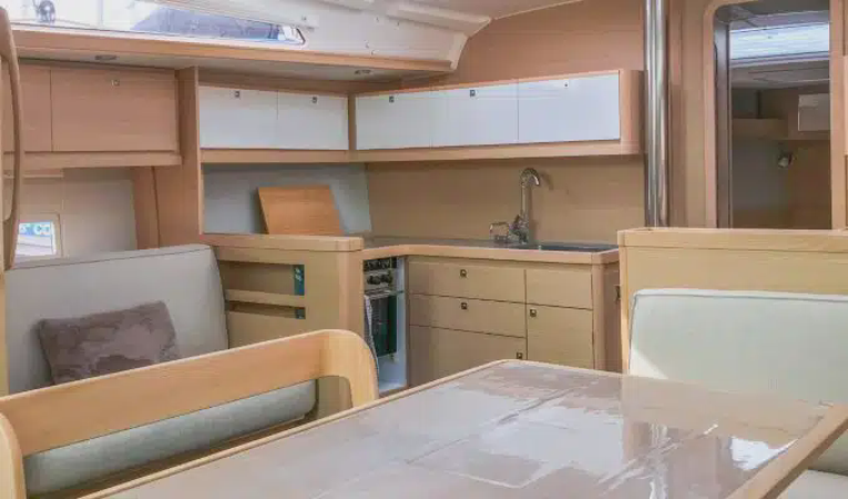 Alquila el velero Dufour 430 Grand Large en Baiona: 13 m, 3 camarotes, 12 personas, cocina exterior y plataforma de baño. 6