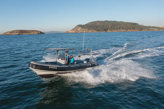 Alquiler de neumática Vanguard 760 en Baiona | Semirrígida 225cv para las Islas Cíes y Rías Baixas 1