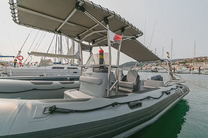 Alquiler de neumática Vanguard 760 en Baiona | Semirrígida 225cv para las Islas Cíes y Rías Baixas 15