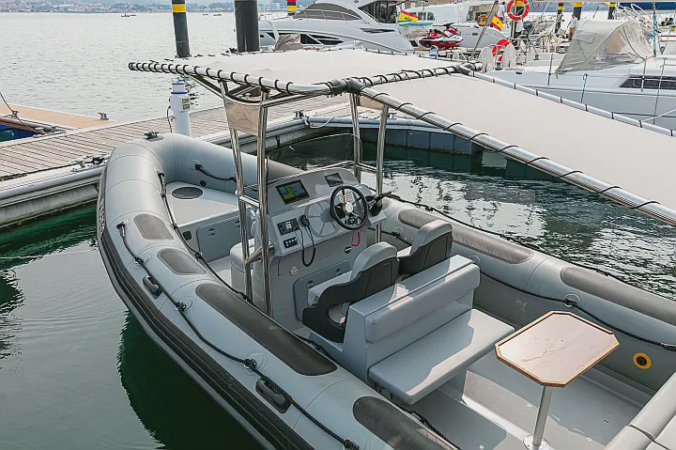 Alquiler de neumática Vanguard 760 en Baiona | Semirrígida 225cv para las Islas Cíes y Rías Baixas 7