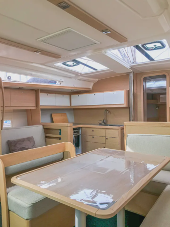 Alquiler del velero Dufour 430 Grand Large "Amodiño" en Baiona. Disfrútalo en grupo o familia hasta 12 personas. 9