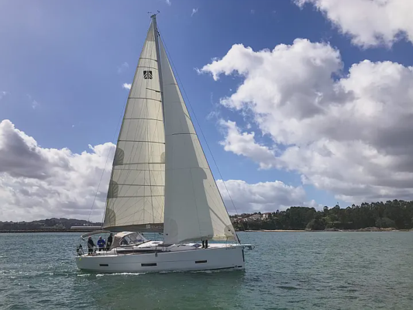 Alquiler del velero Dufour 430 Grand Large "Amodiño" en Baiona. Disfrútalo en grupo o familia hasta 12 personas. 5