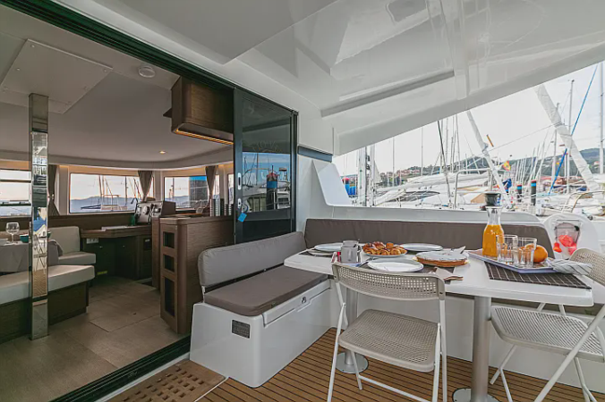 Alquiler de catamarán Lagoon 42 en Baiona | 4 camarotes, navega a las Islas Cíes y las Rías Baixas con o sin patrón. 4