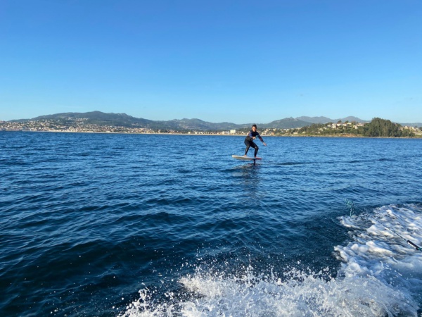 🏄‍♂️ Wakesurf o Surf Foil en la Ría de Vigo: experiencia de 2–3 horas para amantes del mar 3