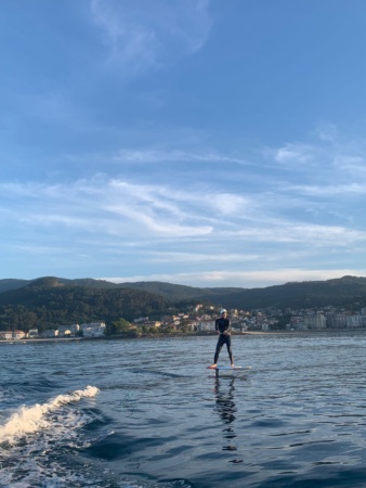 🏄‍♂️ Wakesurf o Surf Foil en la Ría de Vigo: experiencia de 2–3 horas para amantes del mar 4