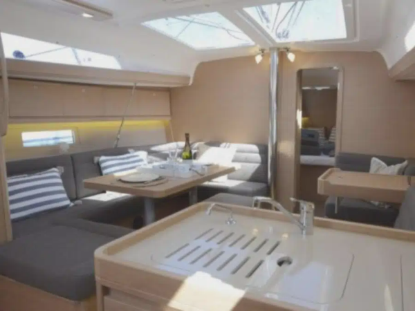 Alquiler de velero Dufour 412 Grand Large en Baiona | 12 m, salón espacioso y bañera con solárium para las Islas Cíes y Rías Baixas 2