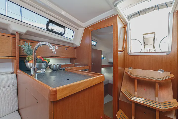 Alquiler de velero Bavaria 34 en Baiona | 3 camarotes para 10 personas en las Rías Baixas 9