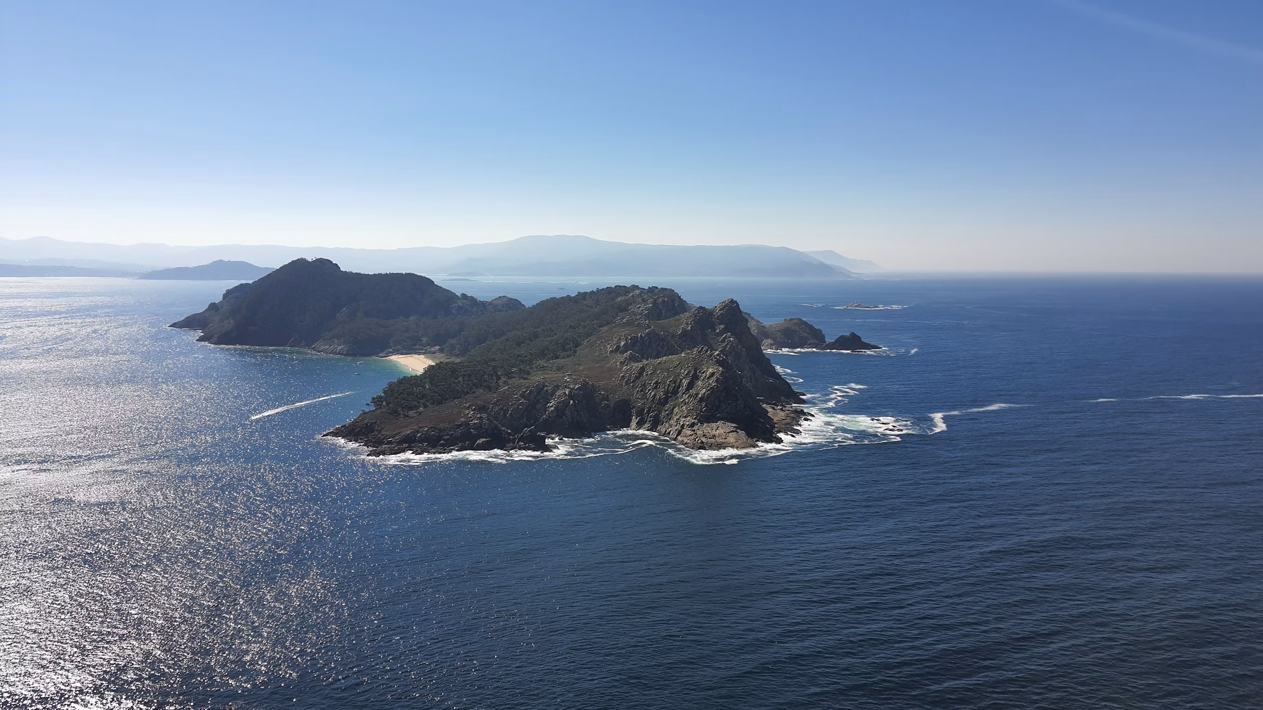 Descubre como visitar as Illas Cíes en barco privado.