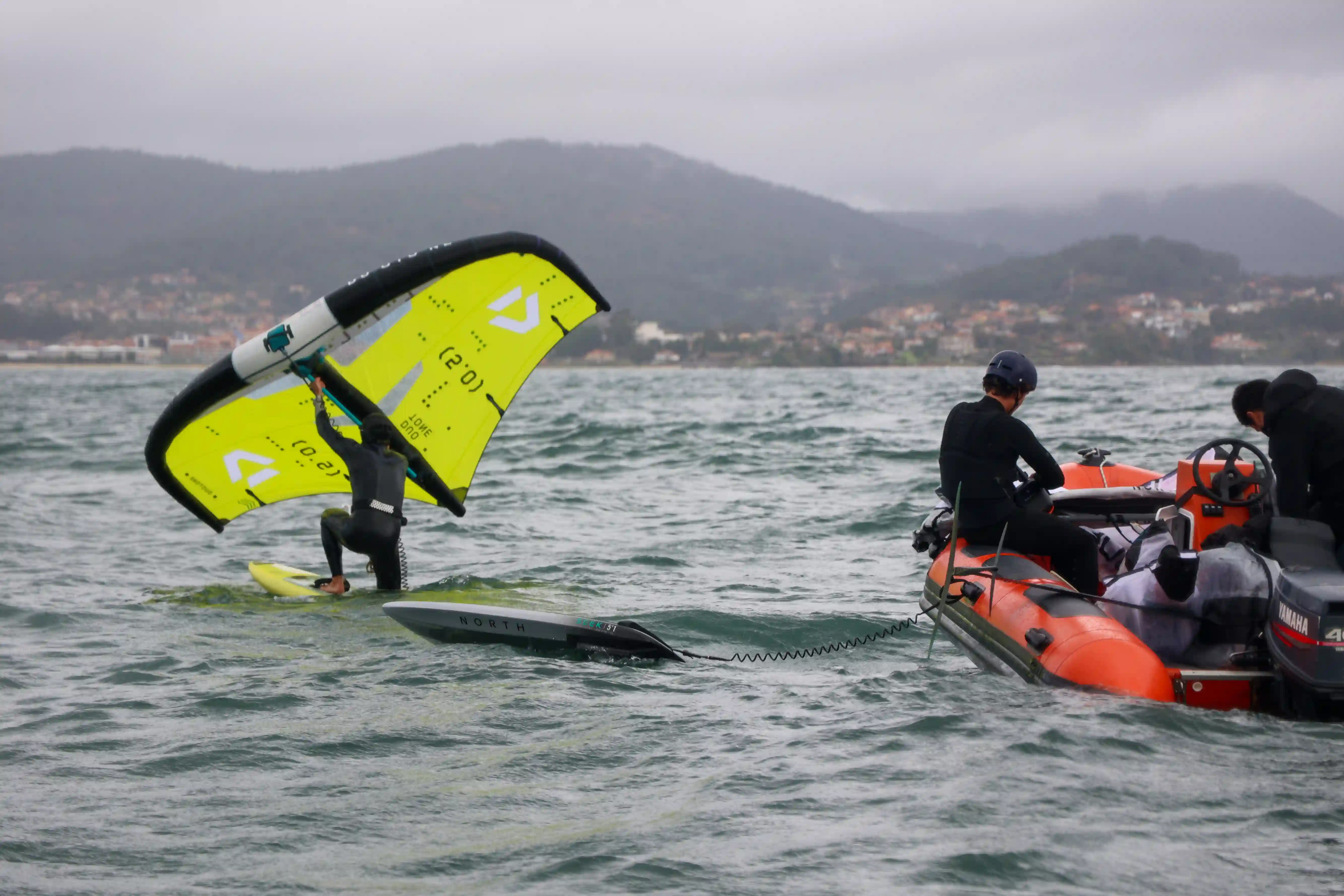 Zarpar completa su primera experiencia de wingfoil y kitesurf 